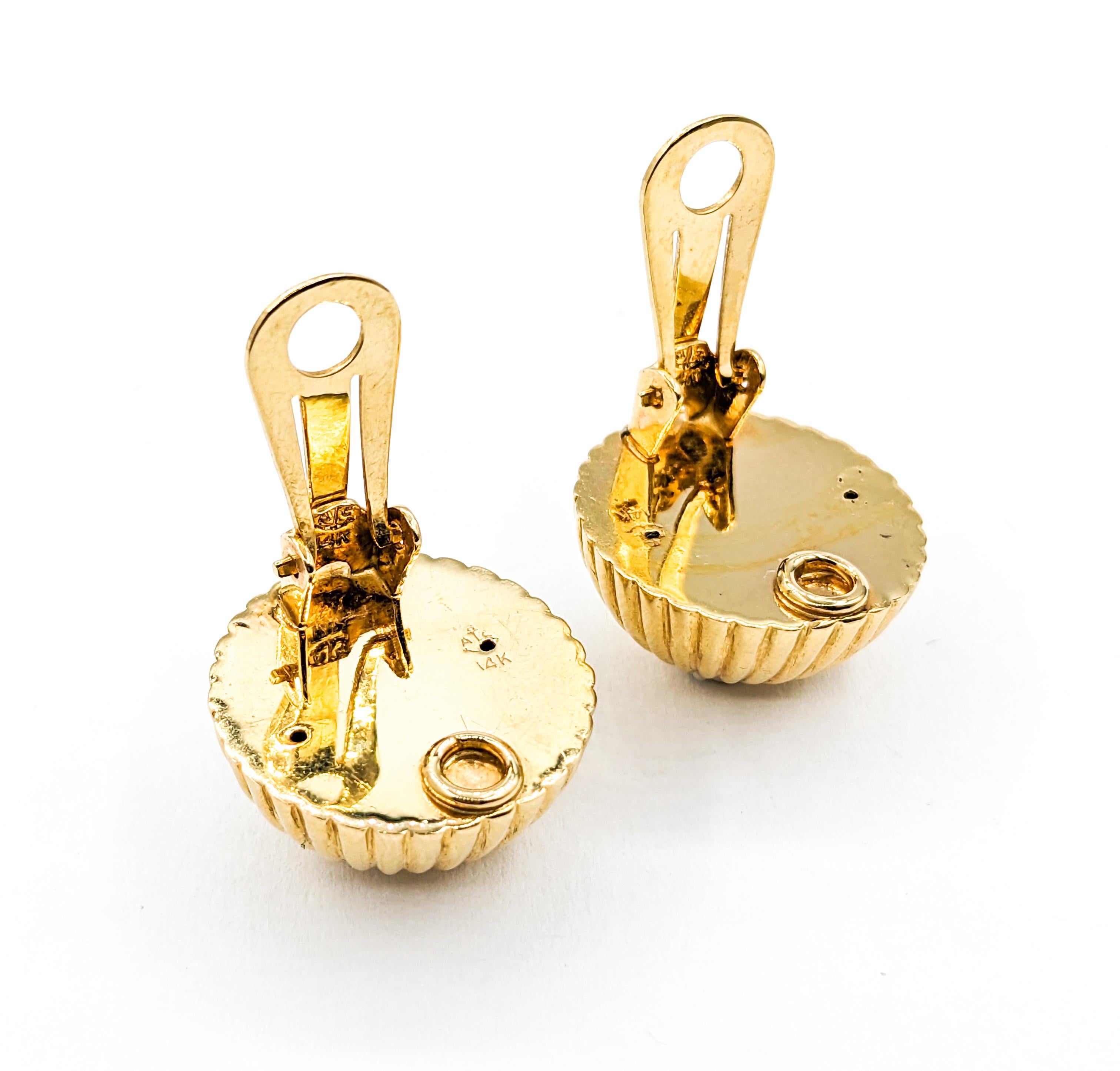Vintage Ribbed Dome Clip On Earrings

Introducing our chic clip-on earrings, a harmonious blend of tradition and style. Expertly crafted in 14k yellow gold, these earrings boast a distinctive ribbed design, adding layers of texture and dimension.