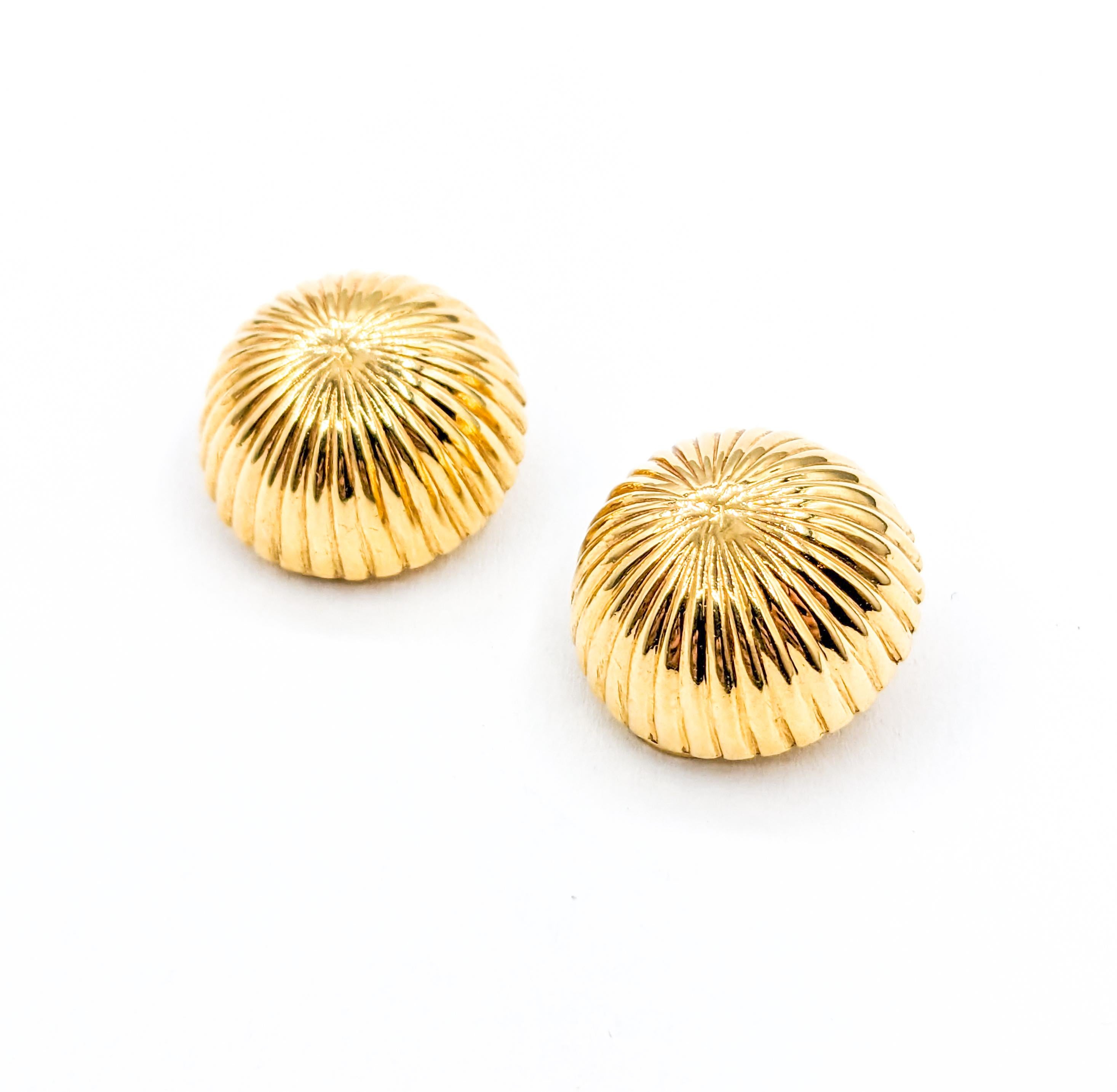 Vintage Ribbed Dome Clip On Earrings In Excellent Condition For Sale In Bloomington, MN