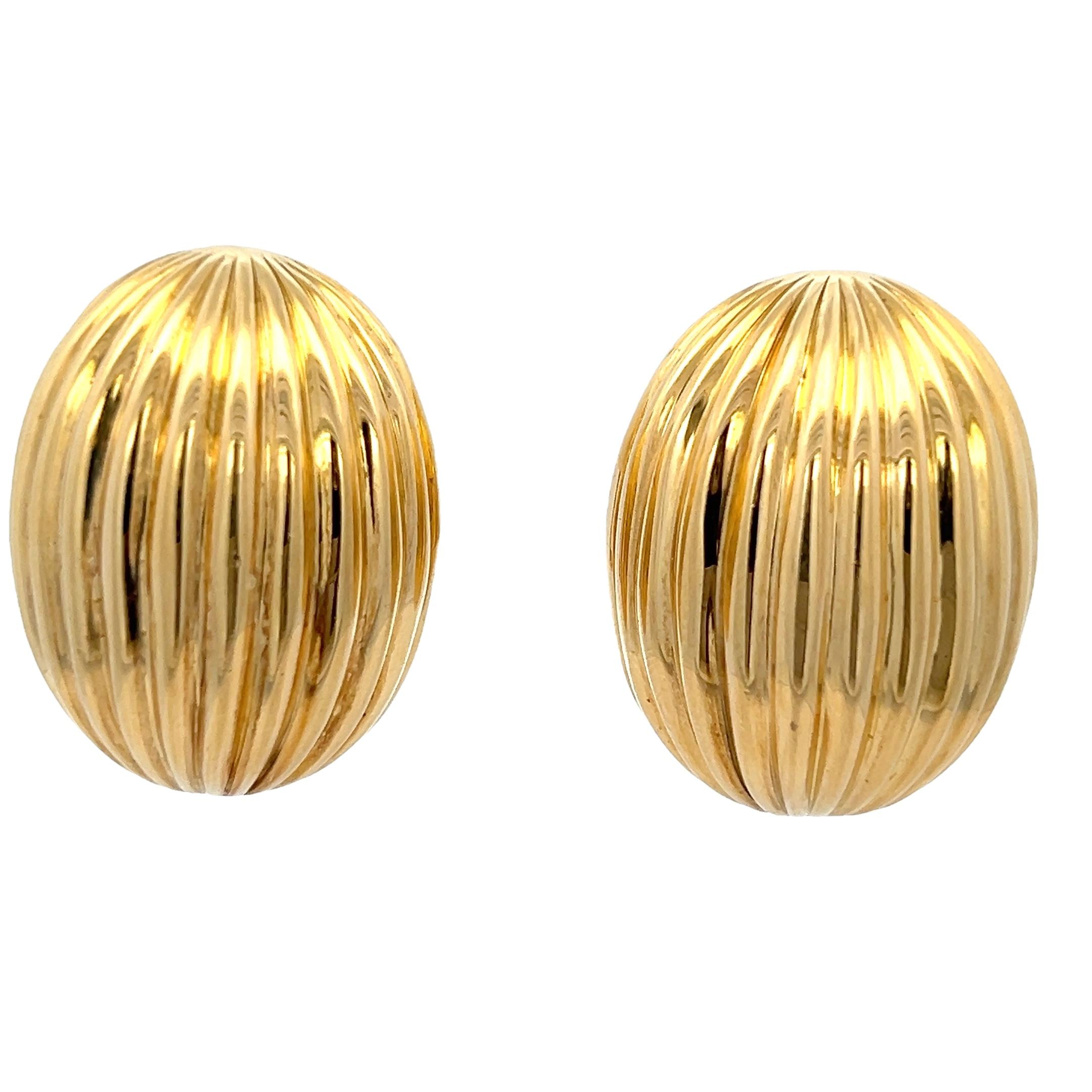 Elegant and timeless, these vintage ribbed dome earrings crafted in 18K yellow gold exude sophisticated 1980s glamour. Featuring a bold oval silhouette with deeply fluted ridges, the sculptural design offers rich texture and luxurious shine. Each