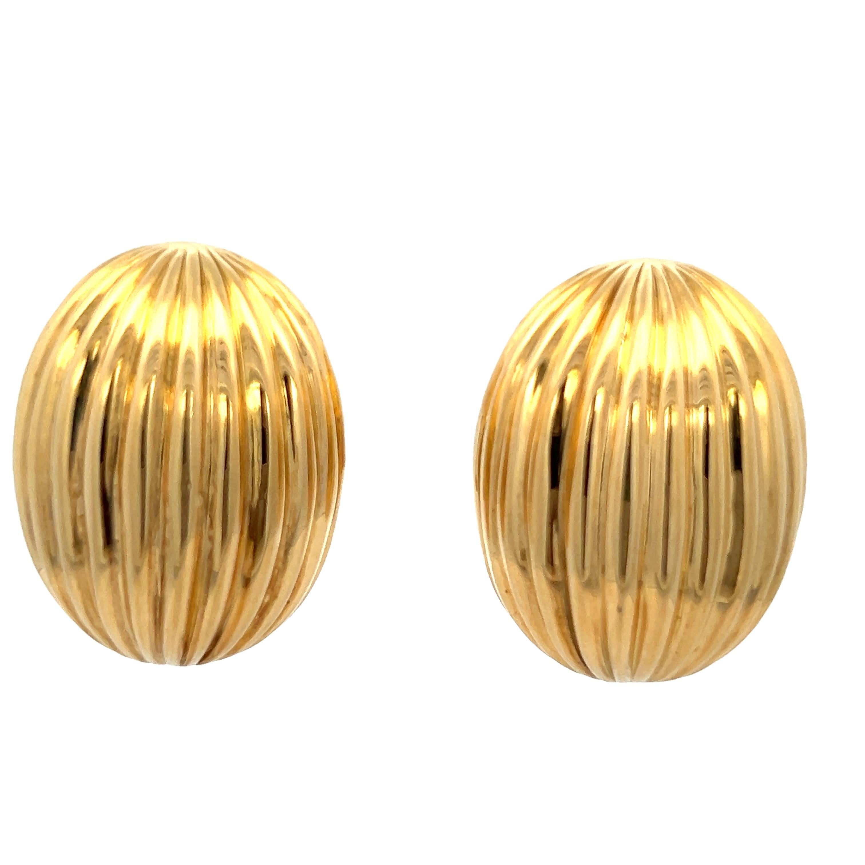 Vintage Ribbed Domed Earrings in 18K Yellow Gold, Clip-On, 1980s For Sale 1
