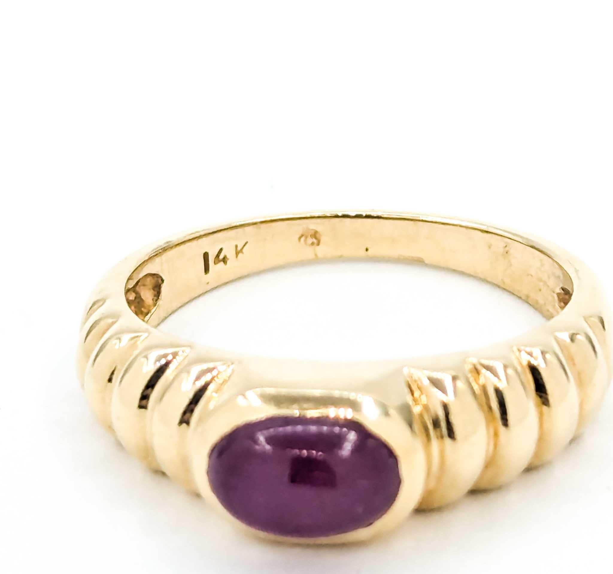 Vintage Ribbed Ruby Ring in 14k Yellow Gold For Sale 4