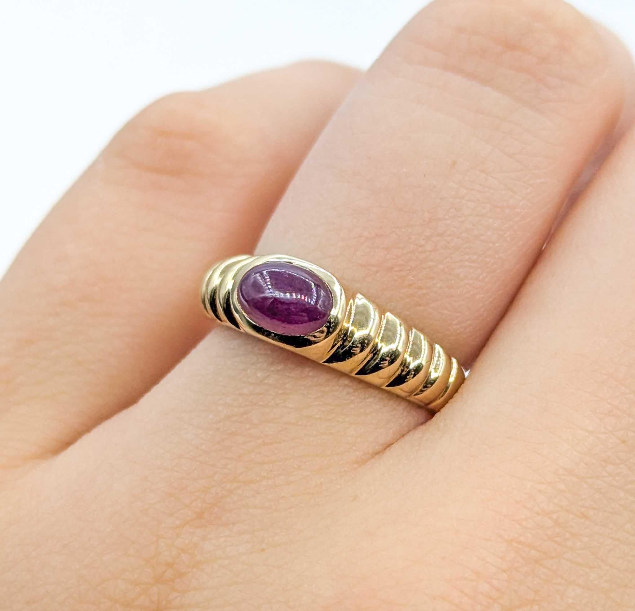 Vintage Ribbed Ruby Ring in 14k Yellow Gold In Excellent Condition For Sale In Bloomington, MN
