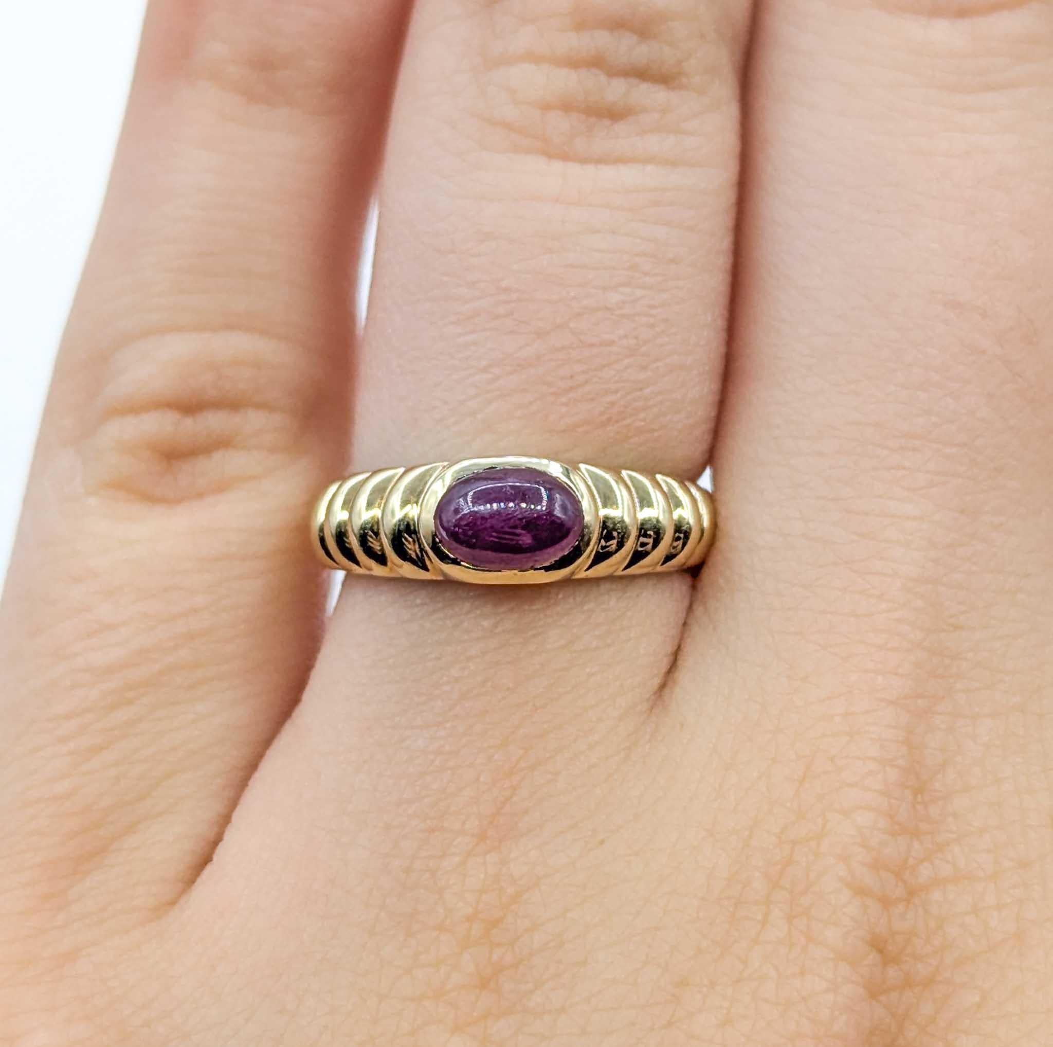 Women's Vintage Ribbed Ruby Ring in 14k Yellow Gold For Sale