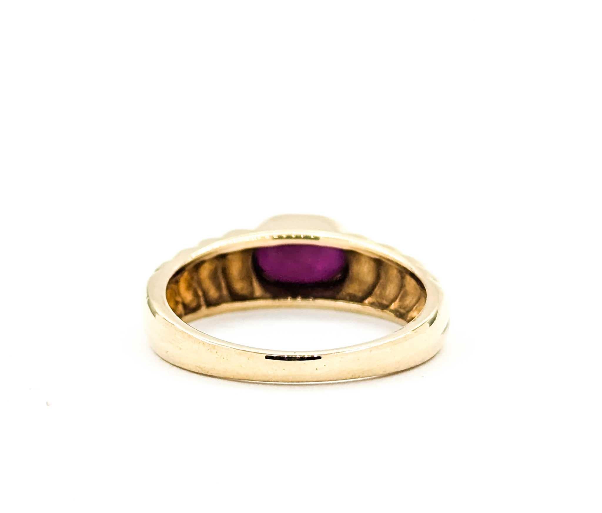 Vintage Ribbed Ruby Ring in 14k Yellow Gold For Sale 1