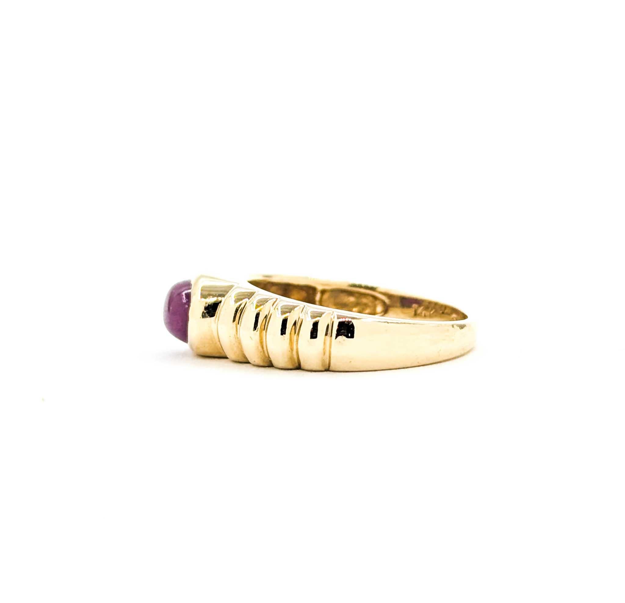 Vintage Ribbed Ruby Ring in 14k Yellow Gold For Sale 2