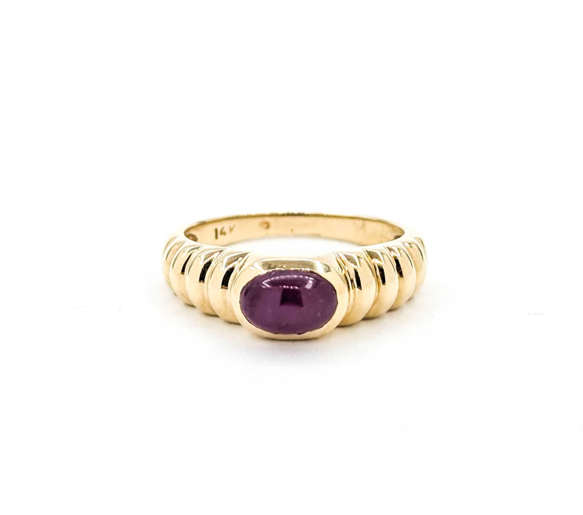 Vintage Ribbed Ruby Ring in 14k Yellow Gold For Sale 3