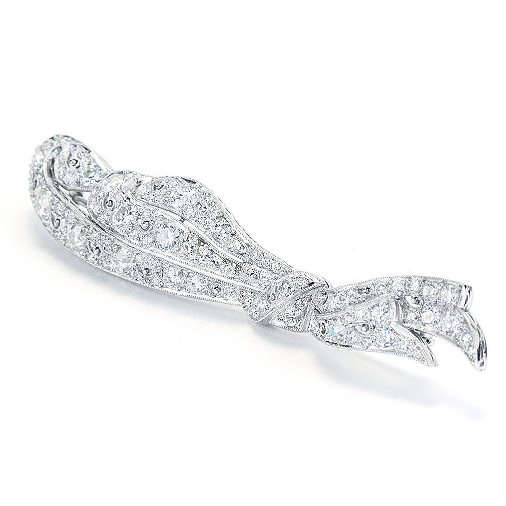 Vintage Ribbon Motif Diamond Pin in Platinum and White Gold In New Condition For Sale In Chicago, IL