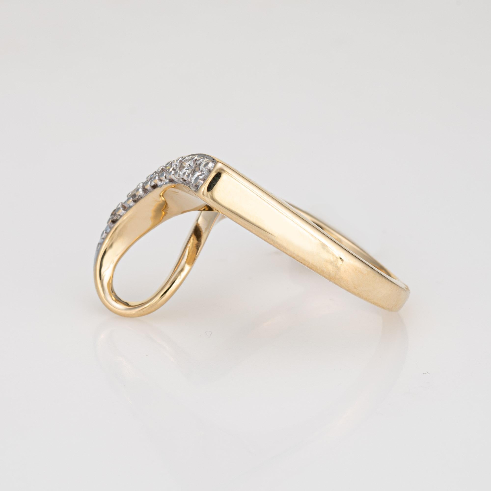 Taglio rotondo Anello vintage a nastro con diamante in oro giallo 14k Sz 5.5 Banda astratta Gioielleria in vendita