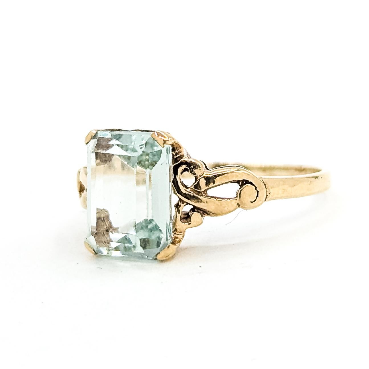 Vintage Ribbon-Style Aquamarin Ring in 10k Gelbgold (Zeitgenössisch) im Angebot