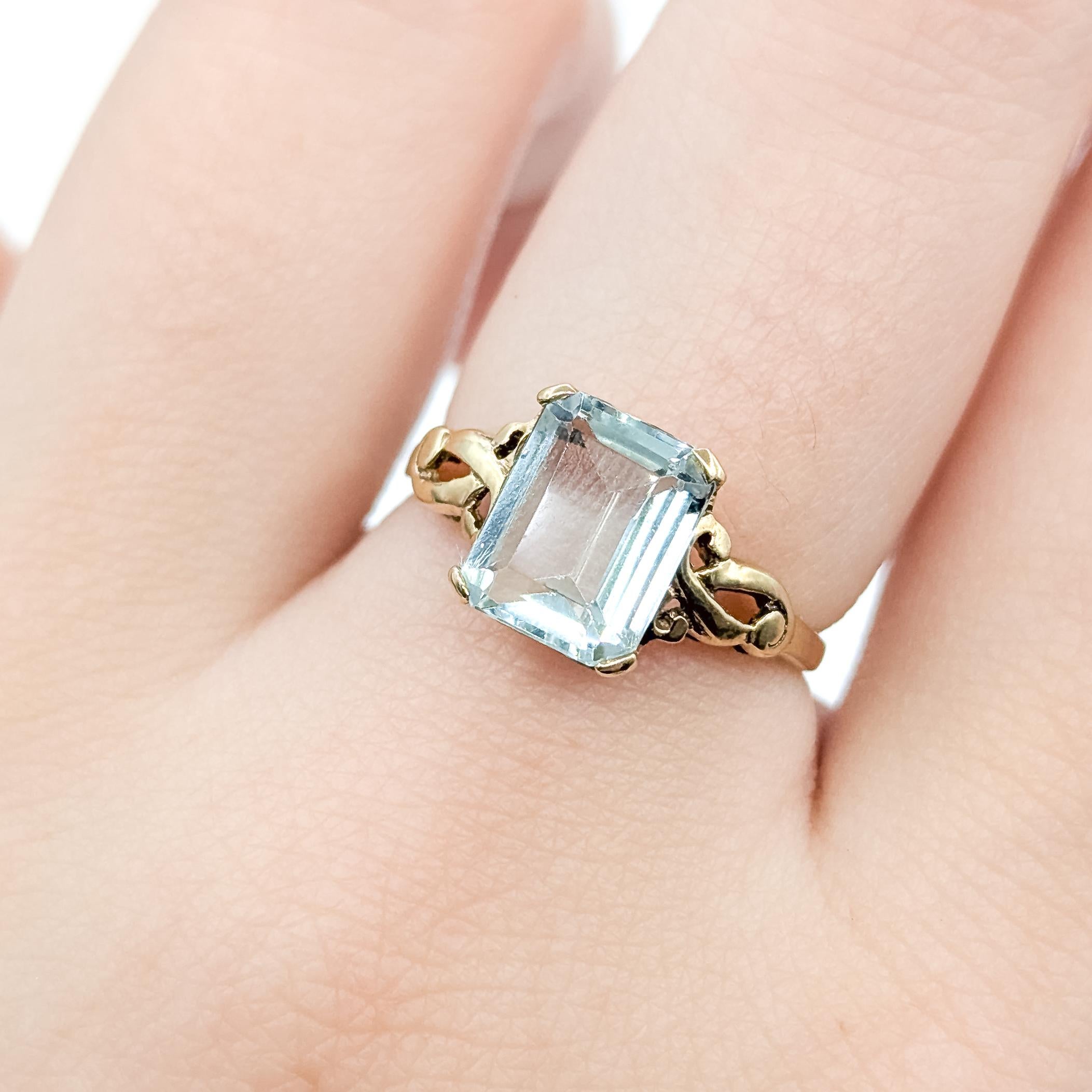 Vintage Ribbon-Style Aquamarin Ring in 10k Gelbgold im Zustand „Hervorragend“ im Angebot in Bloomington, MN