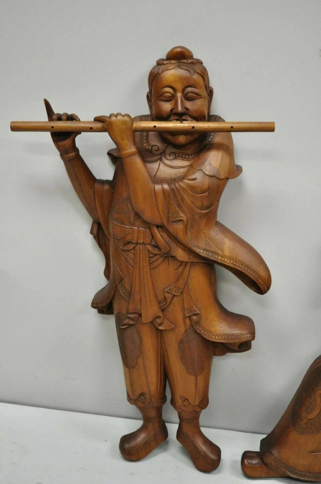 Vintage Ricardo Lynn geschnitzt Teakholz orientalischen Figuren Flöte Spieler Wiseman - ein Paar. Artikel zeigt eine große beeindruckende Form, Flöte spielende Frau, Wiseman auf Gartenhocker sitzend, bemerkenswerte Details, solide