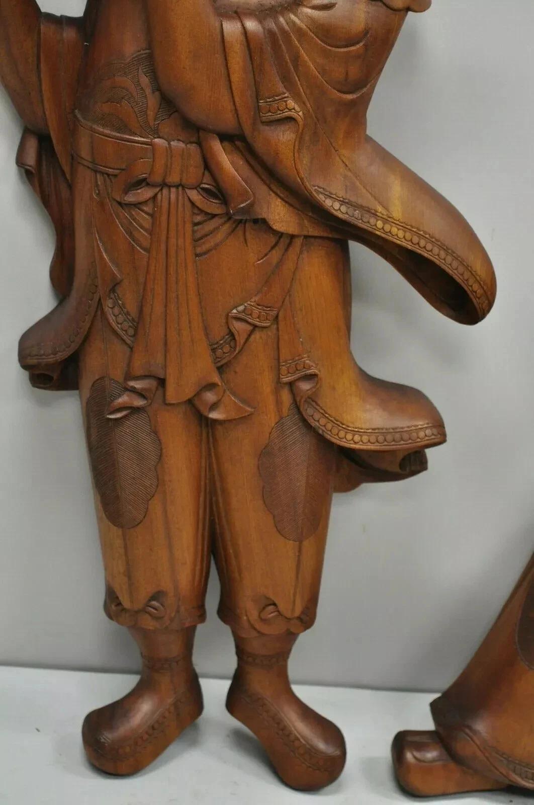 Vintage Ricardo Lynn geschnitzt Teakholz orientalischen Figuren Flöte Spieler Wiseman Pair im Zustand „Gut“ im Angebot in Philadelphia, PA