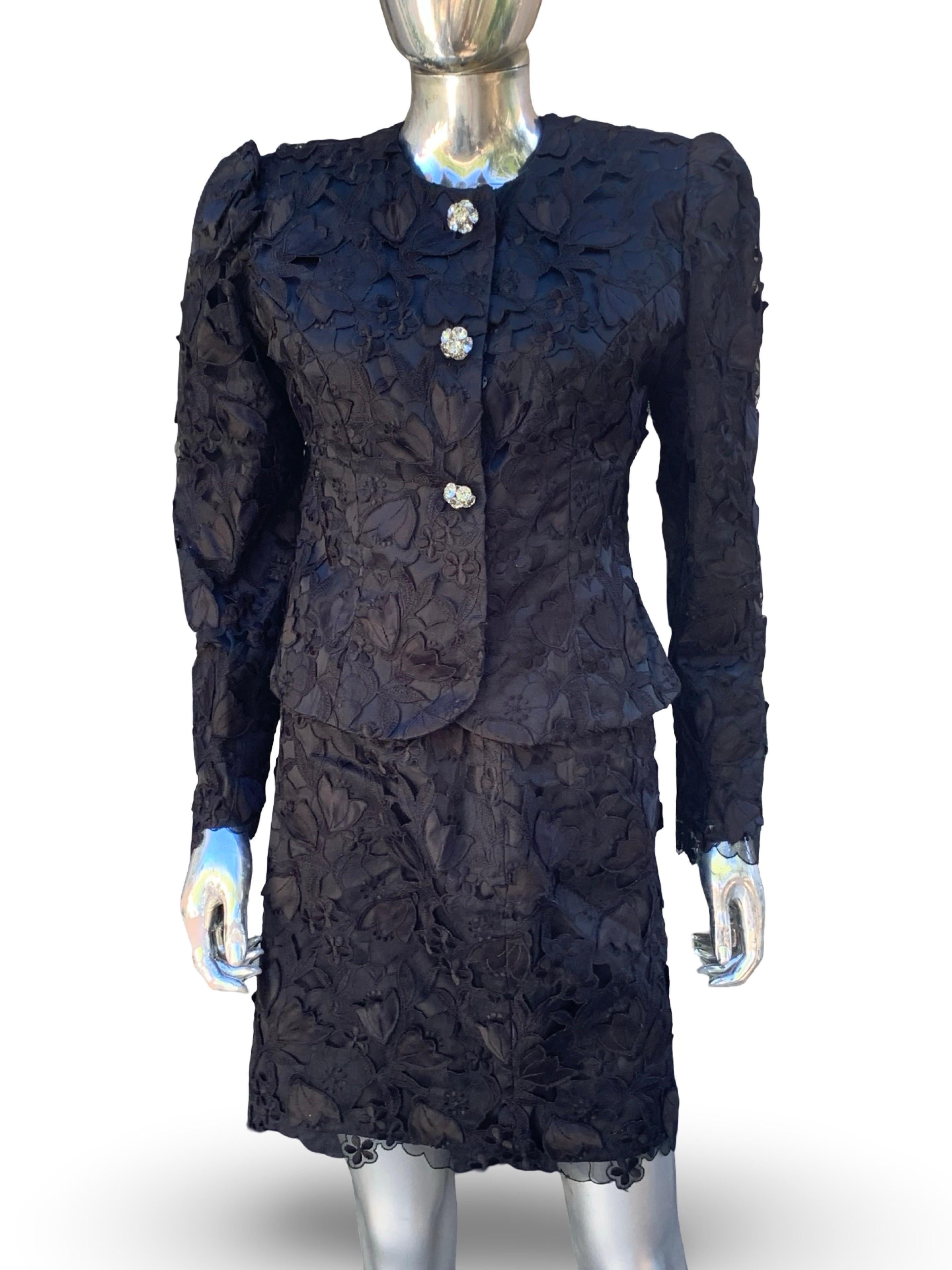 Was für ein schöner Anzug! Aus Beverly Hills mit Liebe. Vintage-Anzüge haben die schönste Qualität und Verarbeitung. So ein Detail habe ich noch nie gesehen. Die Spitze hat handgenähte Blätter, die einen 3D-Effekt erzeugen. Es ist spektakulär. Die