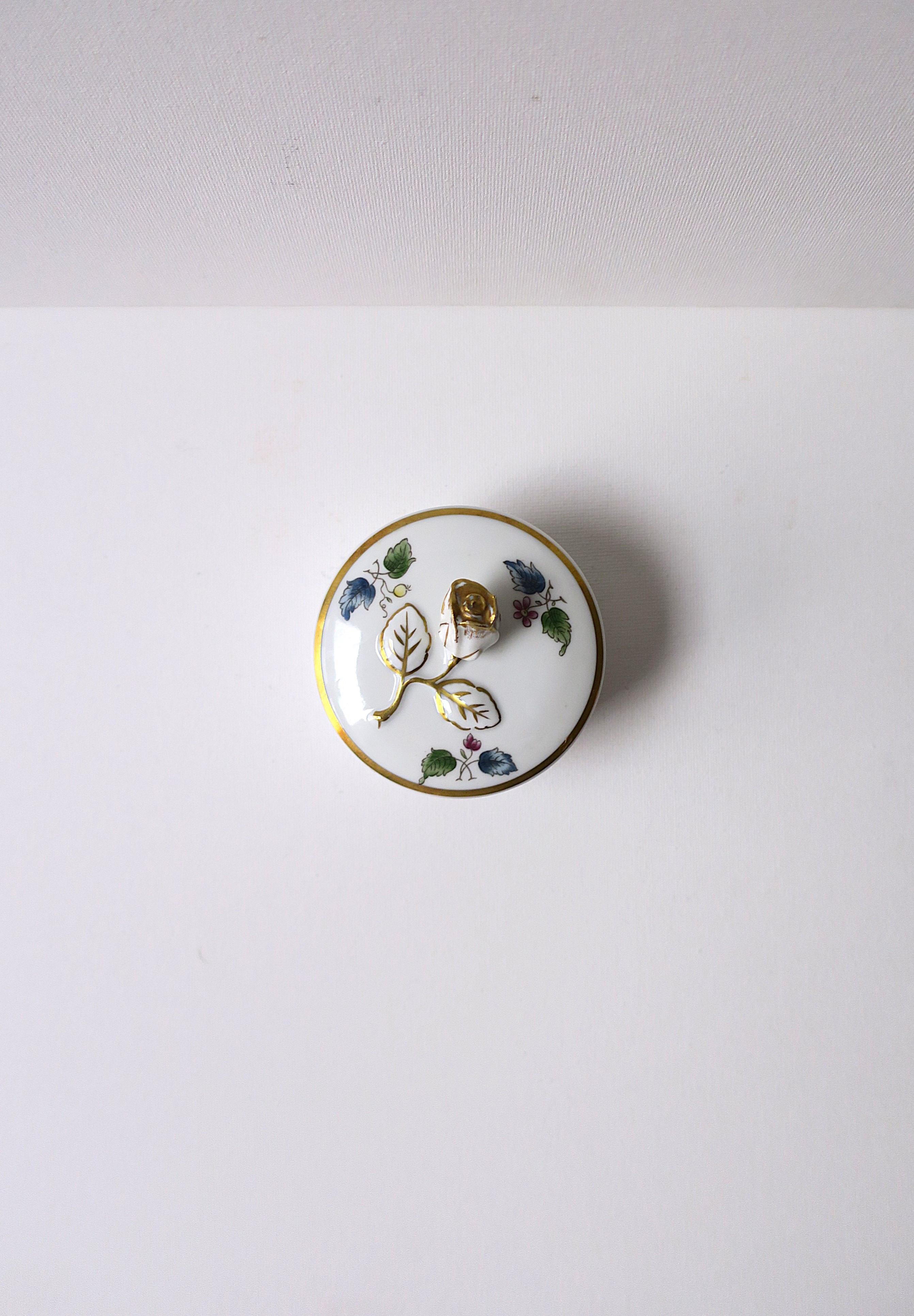 Vintage Richard Ginori Porcelain Jewelry Box In Good Condition For Sale In New York, NY