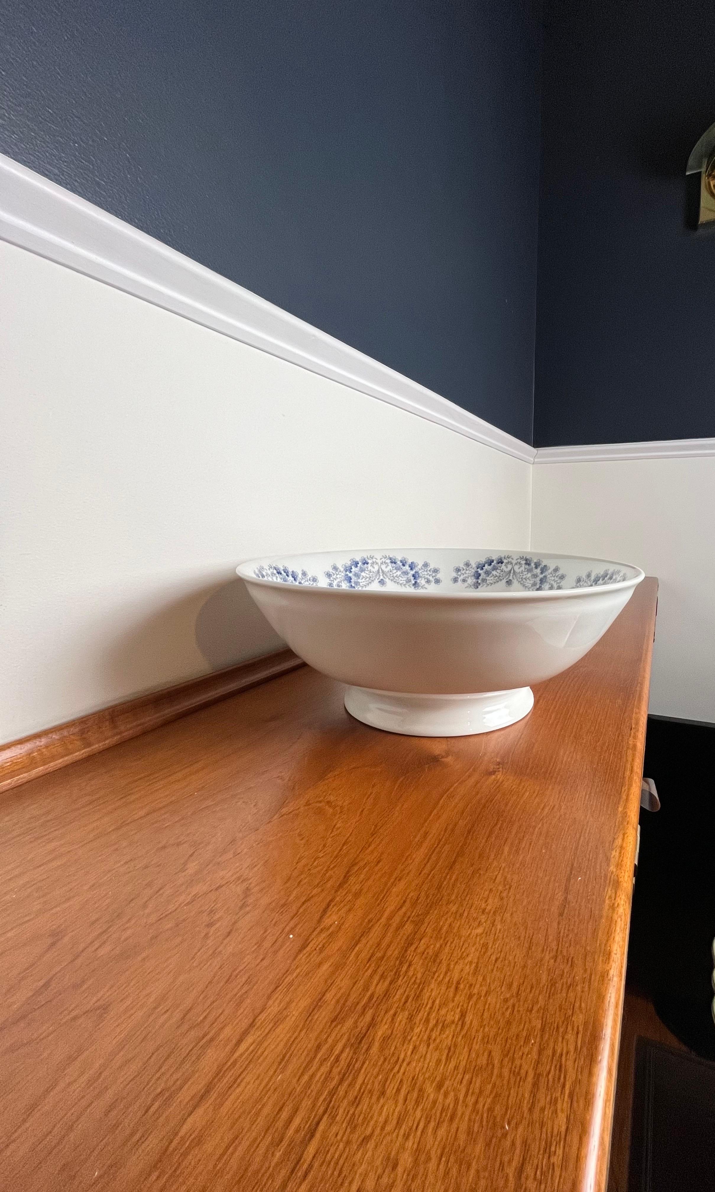Beautiful Richard Ginori serving bowl. Classic design with blue banded floral motif. Superb timeless craftsmanship.