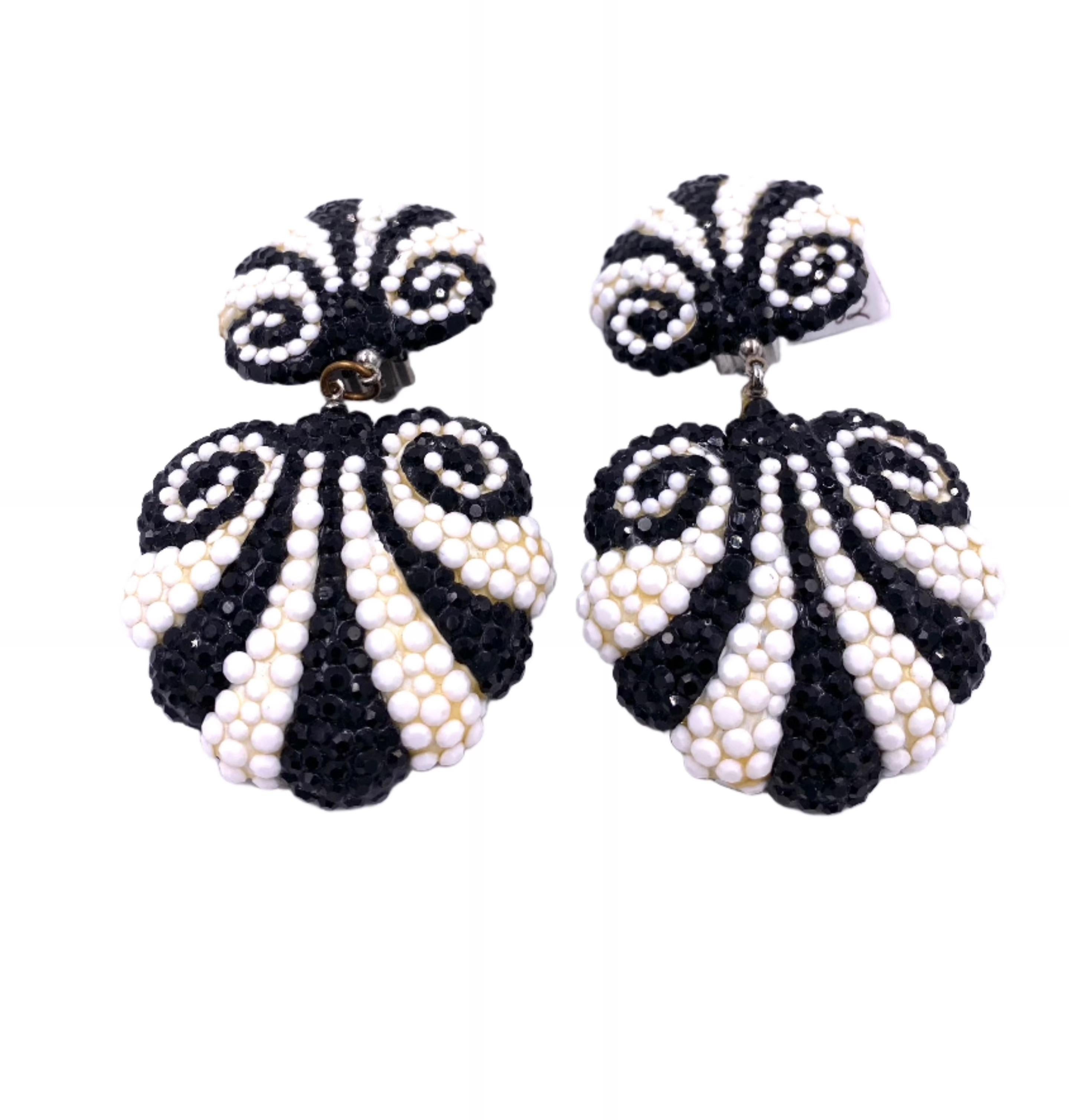 Add a touch of elegance to any outfit with these Vintage Richard Kerr Black/White Beaded Drop Earrings. The intricate vintage beaded design, with its bold stripes, exudes sophistication and style. These statement earrings are a must-have for any