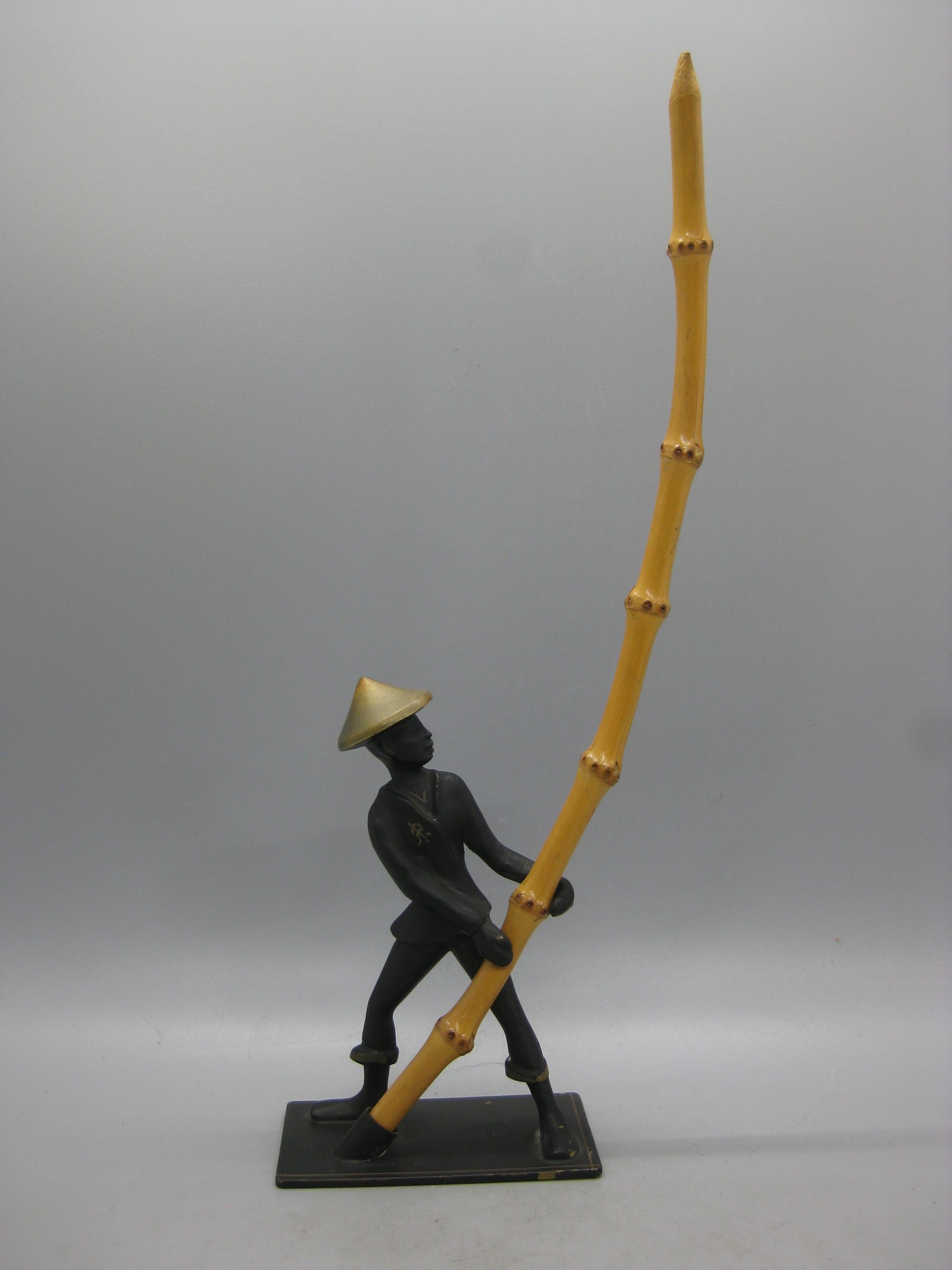 Molto difficile da trovare, il bronzo di Vienna raffigurante un uomo asiatico che tiene in mano un pezzo di bambù è opera di Richard Rohac. La figura in bronzo risale alla metà del 1900. Ottimi dettagli e forma. Realizzato in bronzo massiccio. In