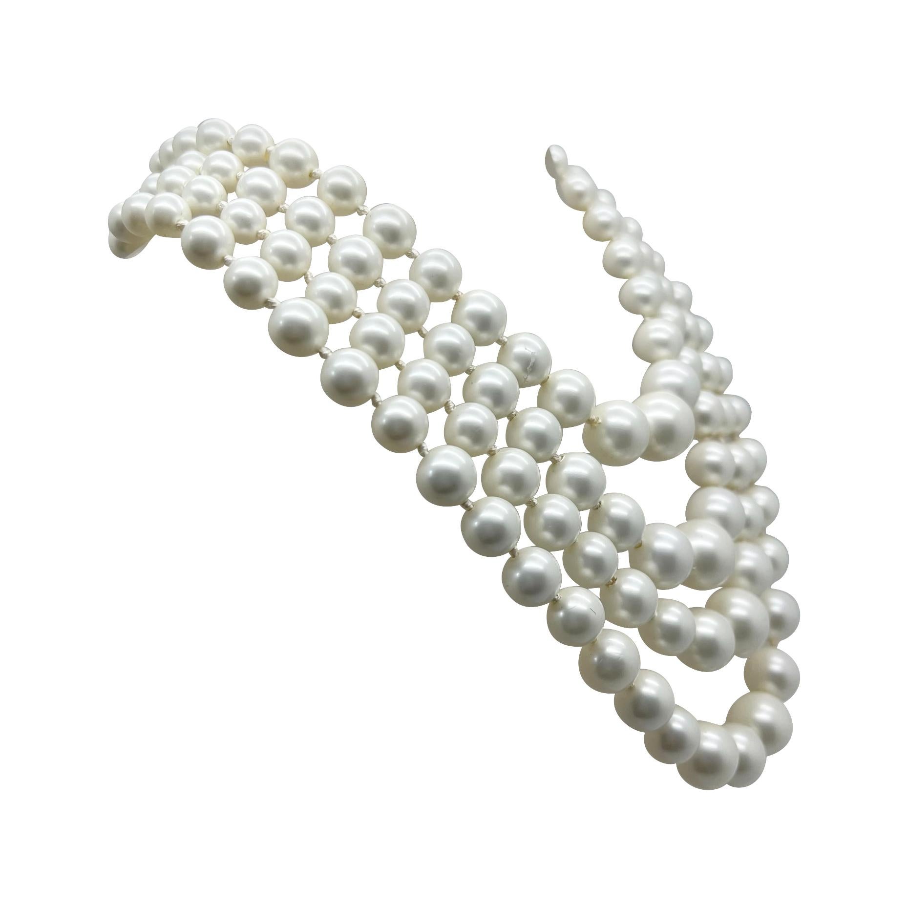 Ein wunderbar schickes Vintage-Richelieu-Perlenhalsband. Vier fabelhafte Reihen glänzender Perlen, die einen zeitlosen Stil mit Wirkung versprühen.
Richelieu. Das 1911 in New York gegründete Unternehmen Richelieu wurde in den 1940er und 50er Jahren