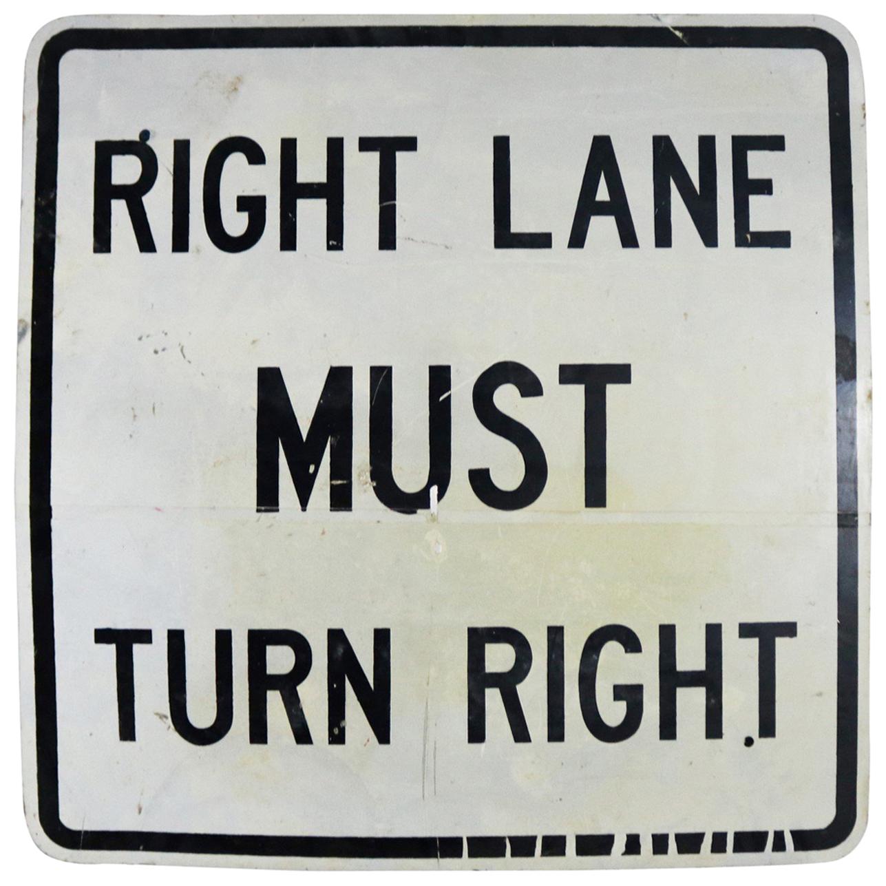 Grand panneau de circulation en acier vintage « Right Lane Must Turn Right » (Musée doit tourner vers la droite)