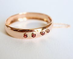 Bracelet rigide vintage en or jaune 18 carats et grenats, circa 1940