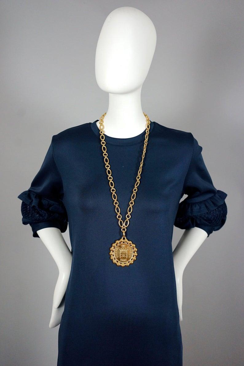 Vintage RIHANNA CHANEL Logo Heraldic Seal Medallion Necklace In Fair Condition For Sale In Kingersheim, Alsace