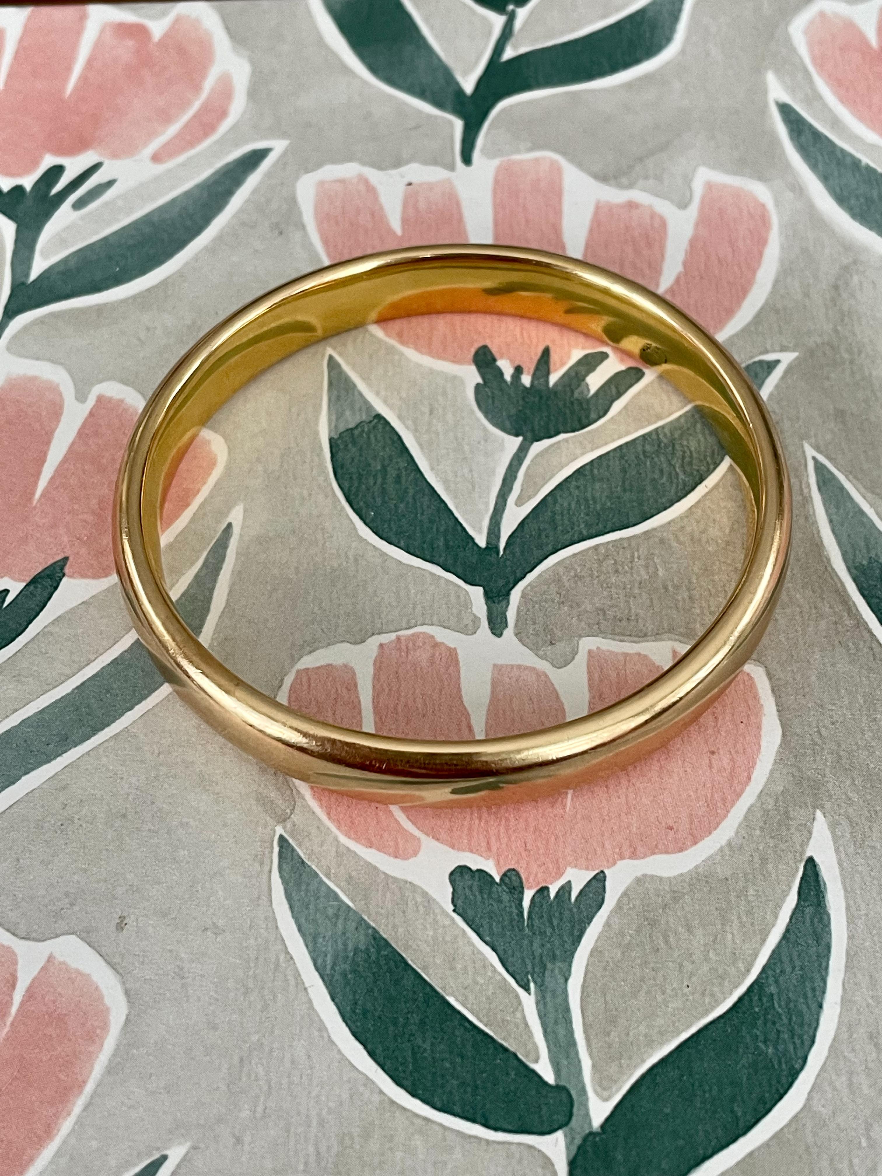 This a vintage Riker Brothers 14K Yellow Gold Bangle.  This bangle not have any engravings . 
 It is perfect for everyday or to go with stacking.  There is no hinge on the bangle.

Stamp: 14K  with the Riker trademark 

Dimensions: Inside diameter