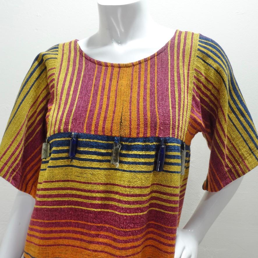 Splendido abito Rikma vintage con decorazioni in pietra sul busto! Le vivaci strisce arancioni, rosa, blu e gialle sono completate da una serie di pietre nere, blu e grigie che pendono dal sottoseno. Questo vestito è così terreno e ricorda un'epoca