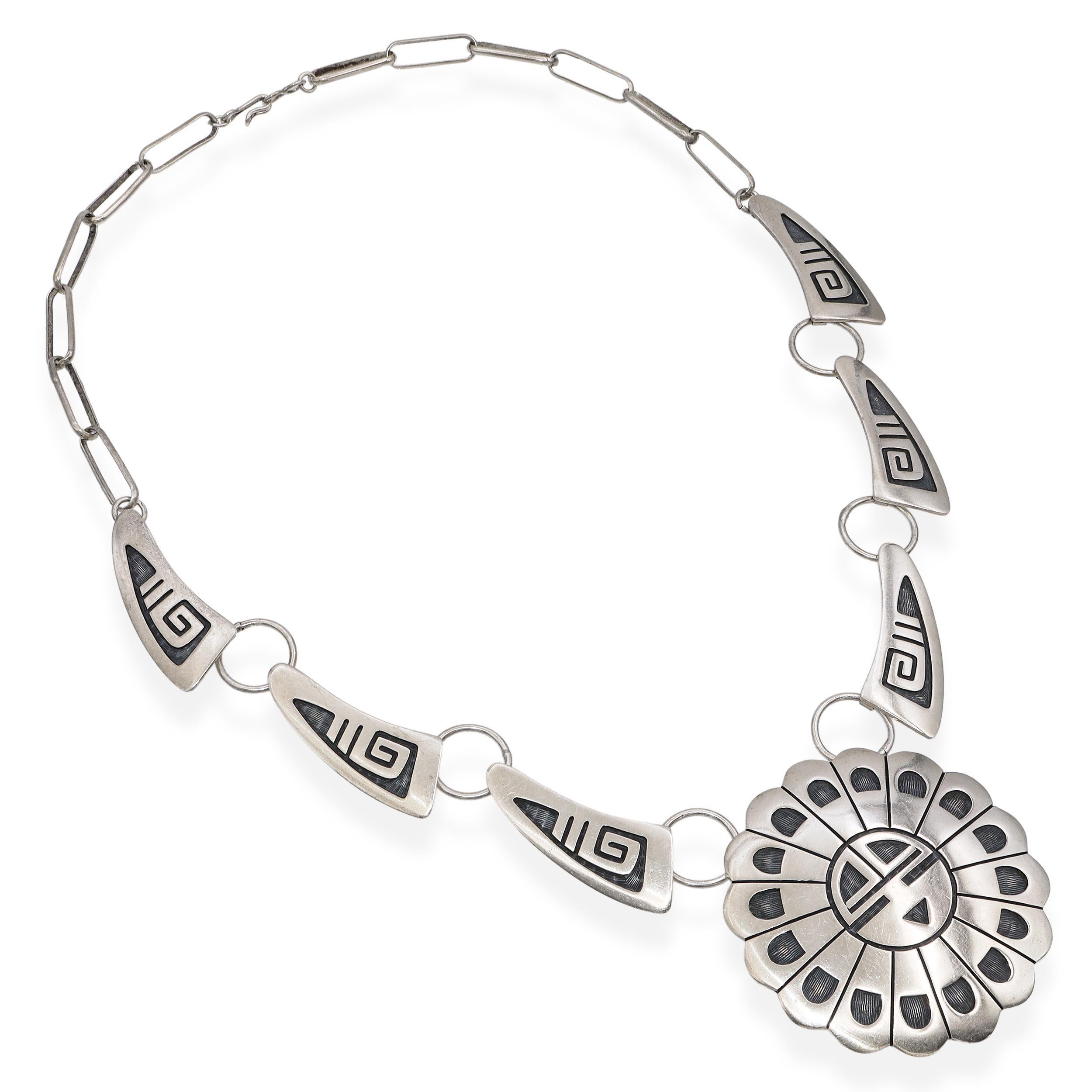 Esempio di autentico artigianato Hopi, questa collana vintage in argento sterling del maestro argentiere Riley Polequaptewa presenta l'iconico simbolo della Faccia del Sole (Tawa), che rappresenta calore, crescita e vita. Il design finemente