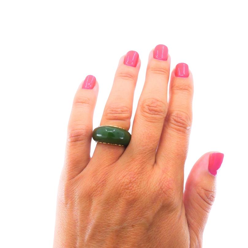 Anello vintage in oro 14k con cupola di giada lucida. La giada verde intenso è arrotondata e la sua superficie lucida esalta la bellezza naturale della pietra. La forma a cupola crea un look deciso e sostanzioso. La giada è circondata da un bordo