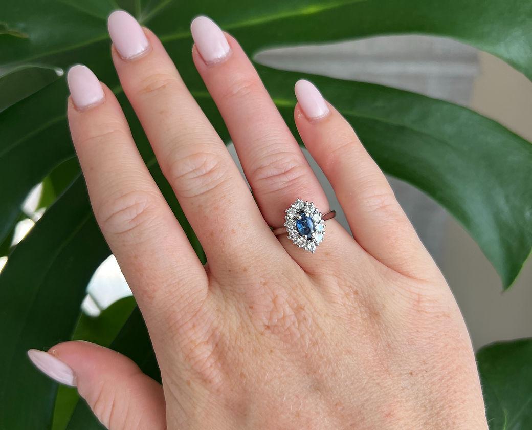 Taille brillant Bague vintage en or 18 carats, saphir naturel et diamants, c. 1970 en vente