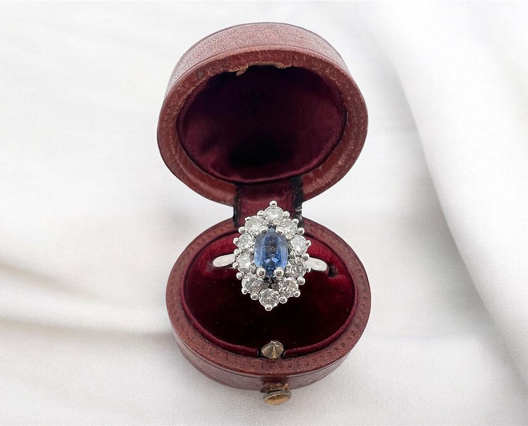 Bague vintage en or 18 carats, saphir naturel et diamants, c. 1970 Bon état - En vente à PARIS, FR