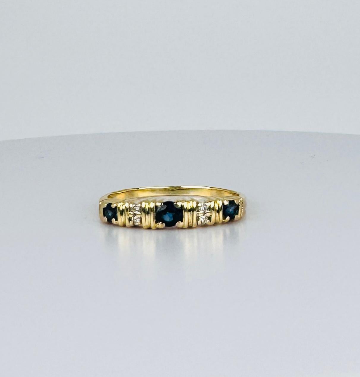 Ajoutez une touche d'élégance à votre collection avec cette superbe bague. Ce Jewell est orné de diamants taille brillant et de saphirs bleus. Regardez ces pierres ! Un must pour tous les amateurs de bijoux ! Beau bijou à porter seul et aussi