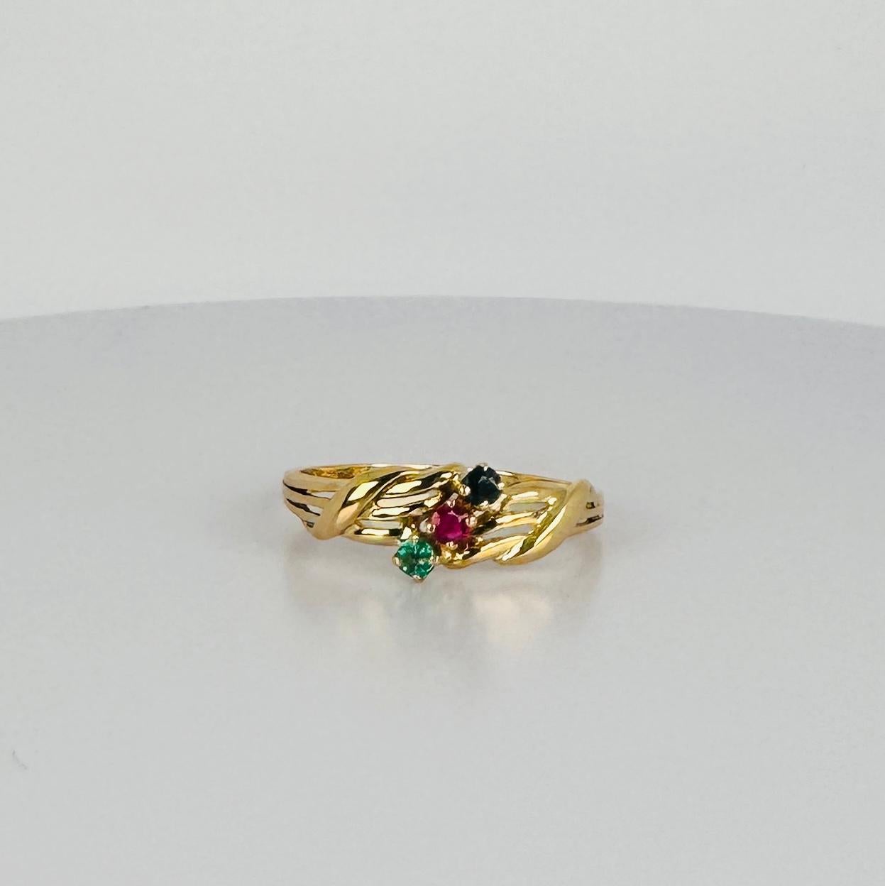 Laissez-vous séduire par l'élégance intemporelle de cette bague en or 18 carats, ornée d'une étonnante sélection de pierres précieuses multicolores. Le design de la bague comprend une palette vibrante de saphir bleu, de rubis et de smaragd.