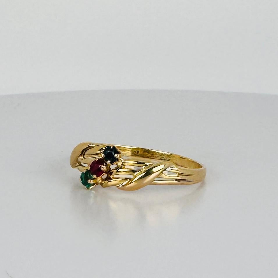 Taille ronde Bague vintage en or jaune 18 carats avec rubis, émeraude et saphir bleu 0,06 carat en vente