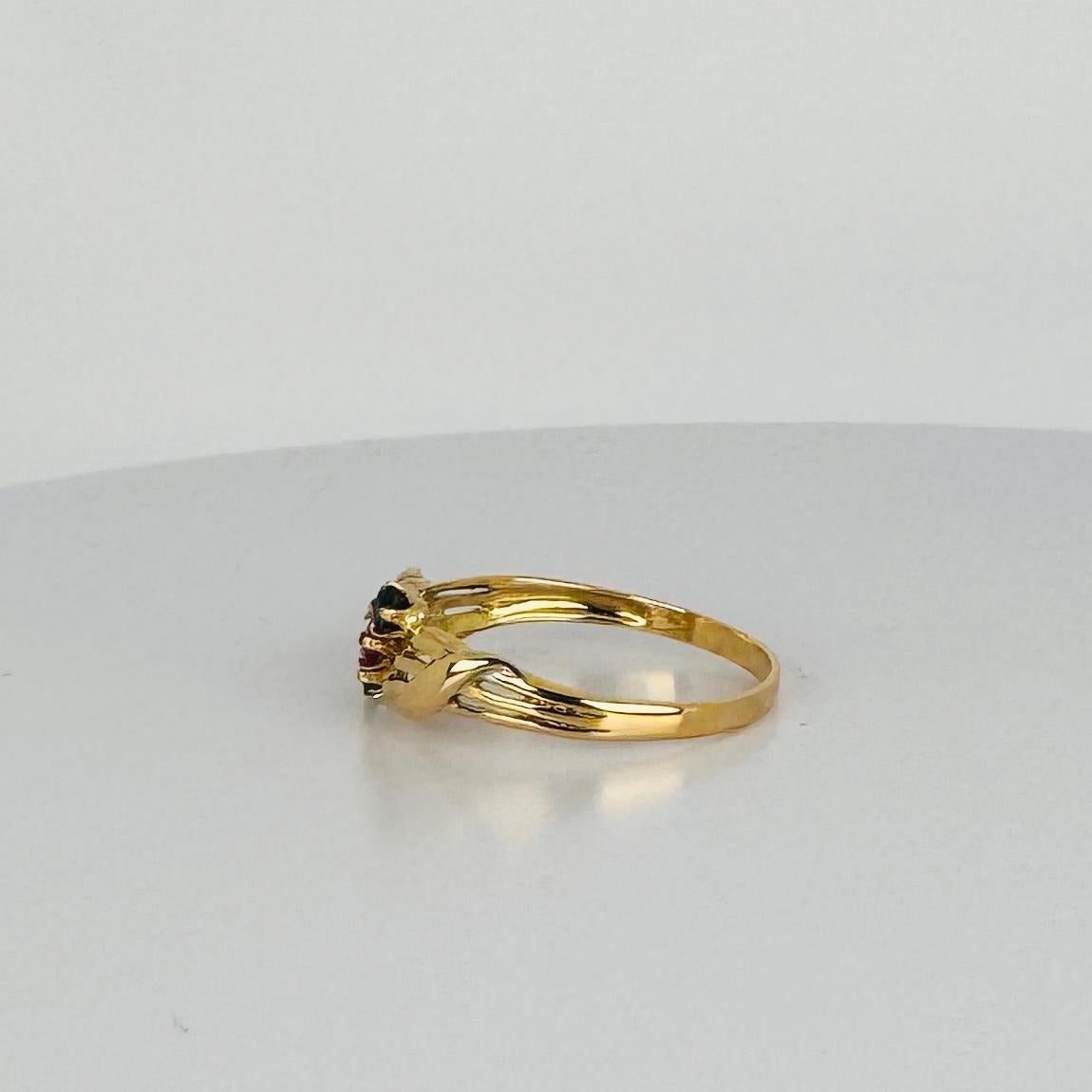 Bague vintage en or jaune 18 carats avec rubis, émeraude et saphir bleu 0,06 carat Pour femmes en vente