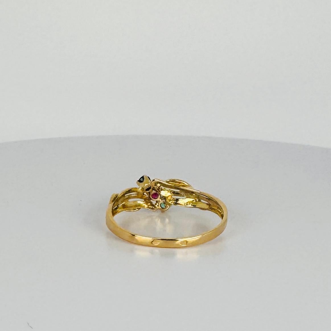 Bague vintage en or jaune 18 carats avec rubis, émeraude et saphir bleu 0,06 carat en vente 1