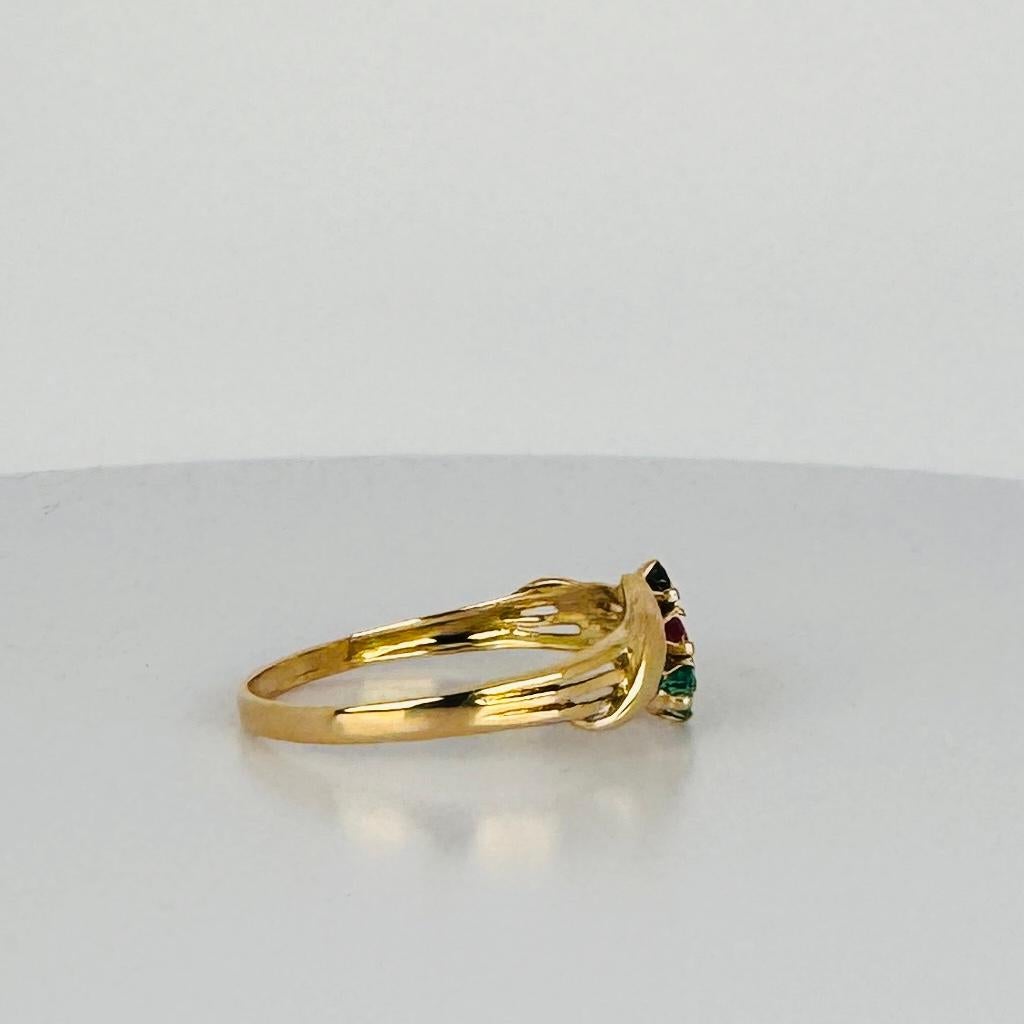 Bague vintage en or jaune 18 carats avec rubis, émeraude et saphir bleu 0,06 carat en vente 2