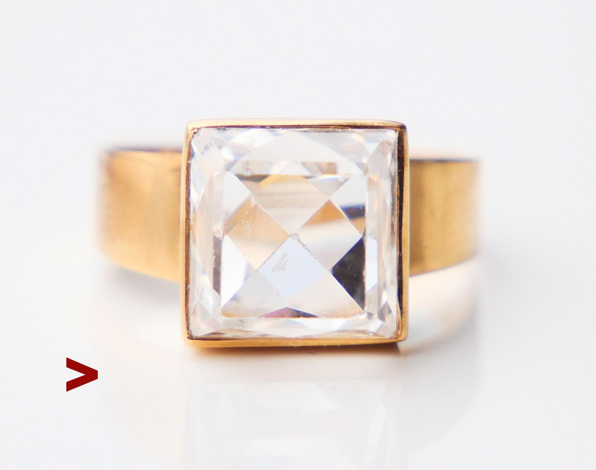 Bague en or jaune 18 carats massif avec de larges épaules décorées de spinelles blanches de laboratoire à taille carrée mesurant 9 mm x 9 mm x 8 mm de profondeur / environ 6,5 ct. La pierre est brillante, avec une face arrière facettée, propre à