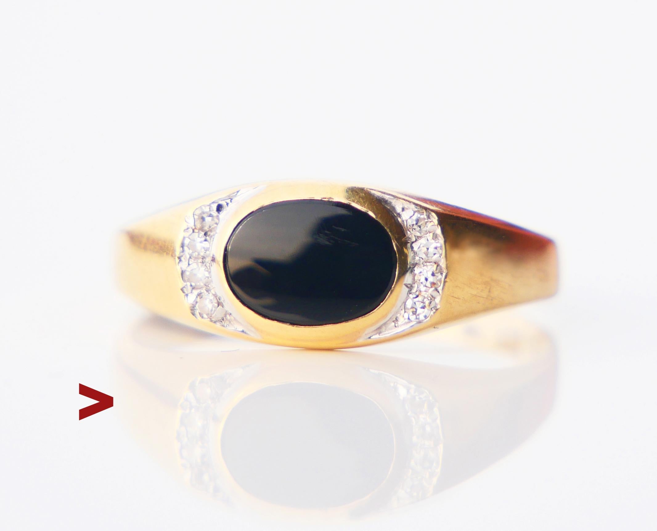 Bague vintage unisexe sertie d'un cabochon d'onyx noir naturel rehaussé de diamants de taille européenne en platine sur un anneau et une couronne en or jaune 18 carats. 

Onyx :  7,75 mm x 5,75 mm x 2 mm de profondeur / environ 1,25 ct . 

Huit