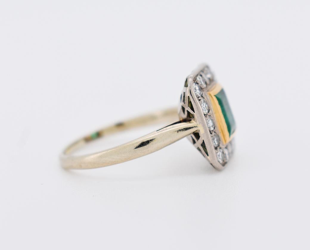 Anillo vintage (circa 1950) de oro de 18 quilates (750/1000), centrado con una esmeralda de aproximadamente 0,50 quilates, rodeada de 16 diamantes talla brillante por un total de aproximadamente 0,70 quilates.

Características detalladas
Peso: 3.9