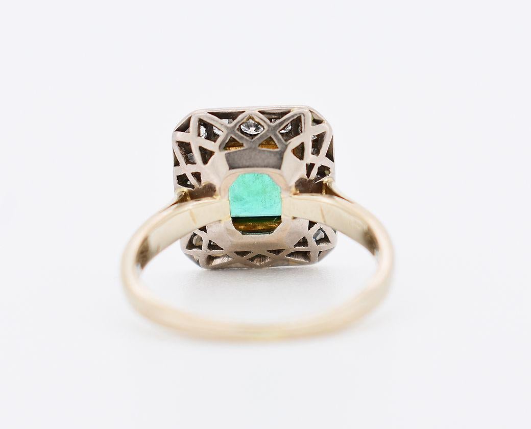 Anillo vintage (Circa 1950) de oro de 18 quilates, engastado con una esmeralda natural y diamo Contemporáneo en venta