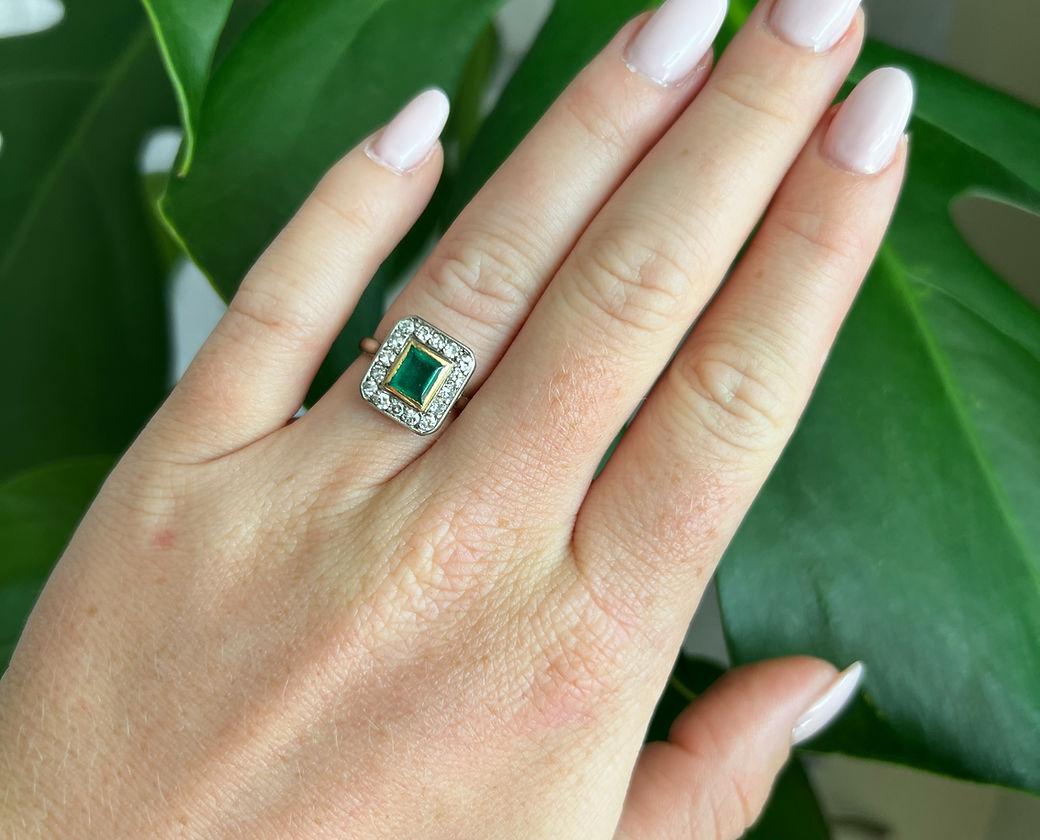 Anillo vintage (Circa 1950) de oro de 18 quilates, engastado con una esmeralda natural y diamo Corte brillante en venta
