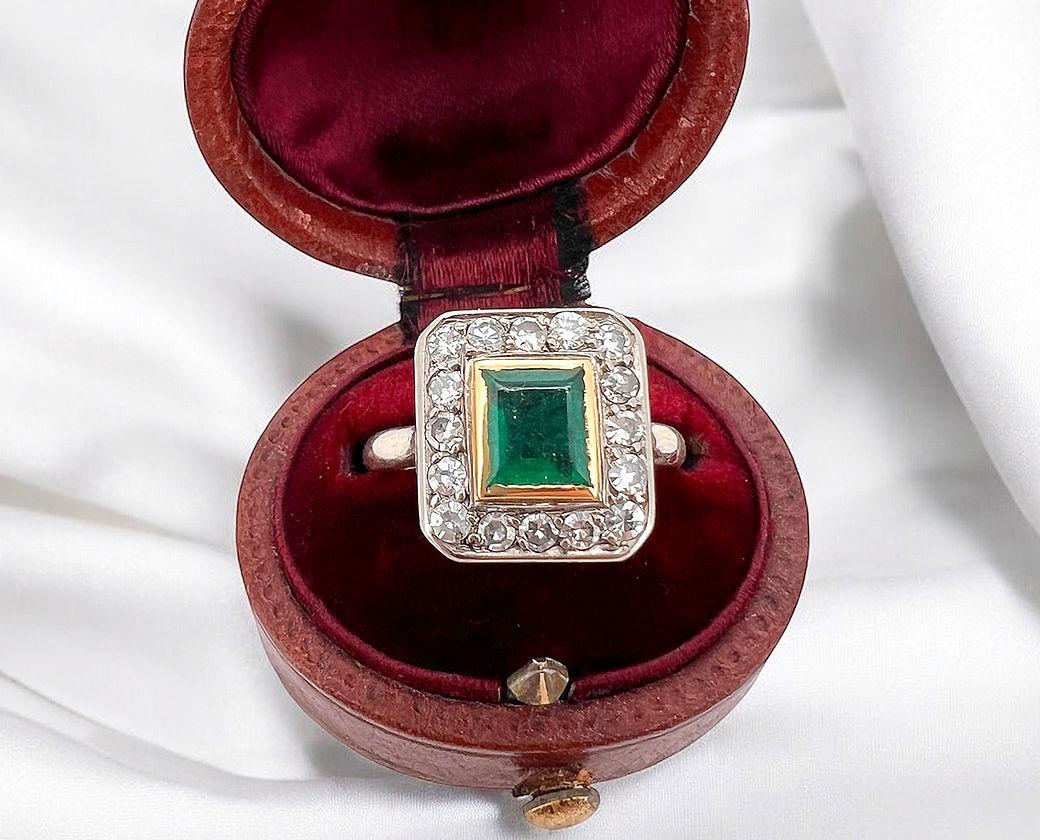 Anillo vintage (Circa 1950) de oro de 18 quilates, engastado con una esmeralda natural y diamo en Bueno estado para la venta en PARIS, FR