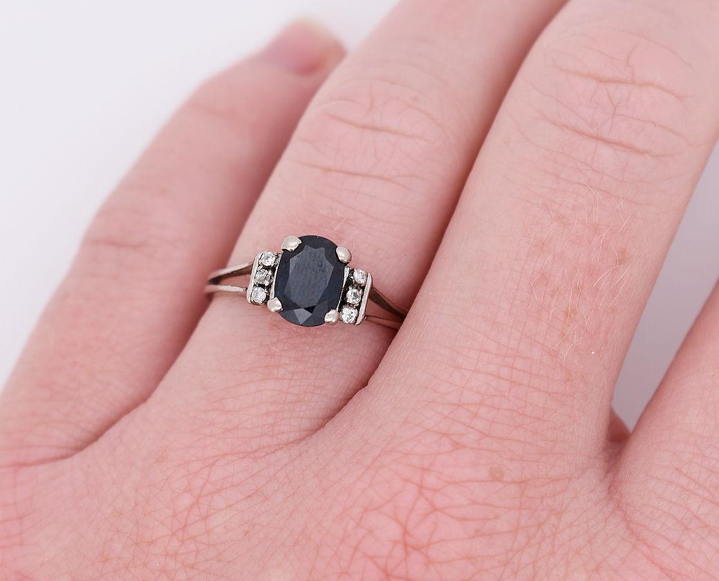 Contemporary Vintage Ring in 18-Carat Gold, 1-Carat Sapphire, and Diamonds For Sale