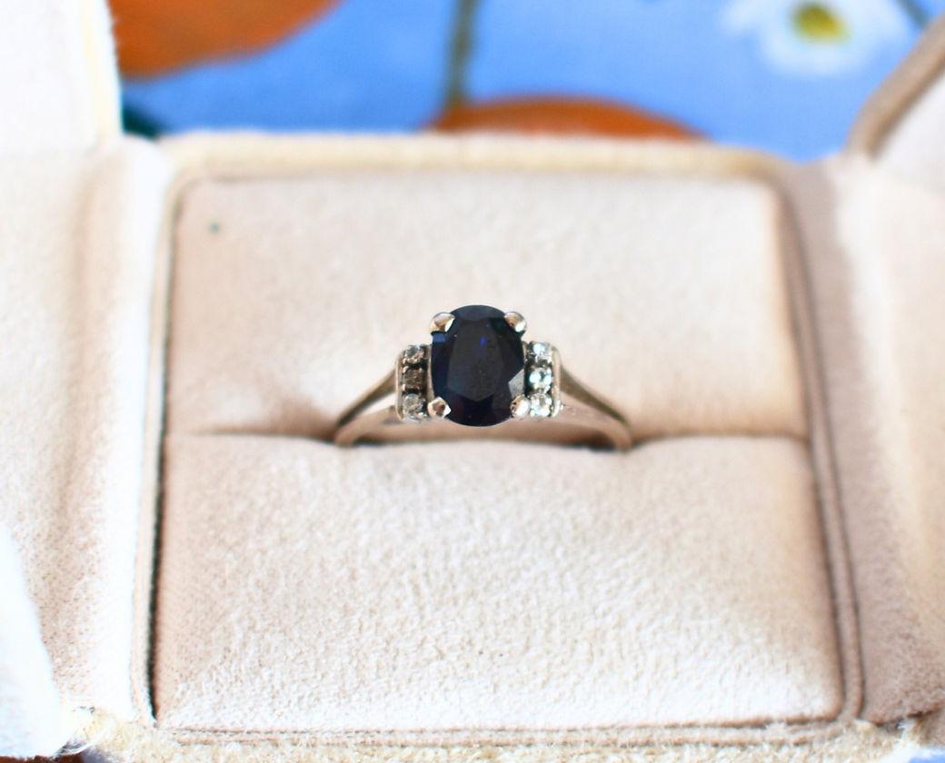 Vintage Ring in 18-Carat Gold, 1-Carat Sapphire, and Diamonds In Good Condition For Sale In PARIS, FR