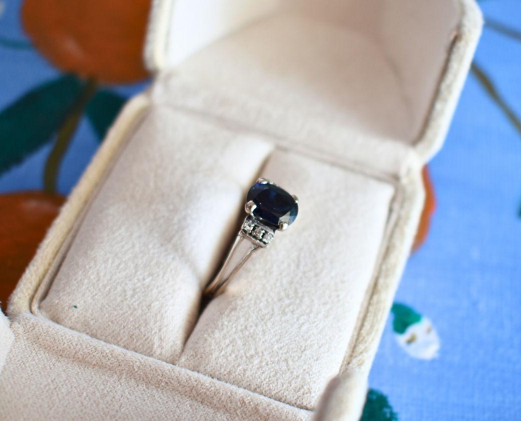 Women's Vintage Ring in 18-Carat Gold, 1-Carat Sapphire, and Diamonds For Sale