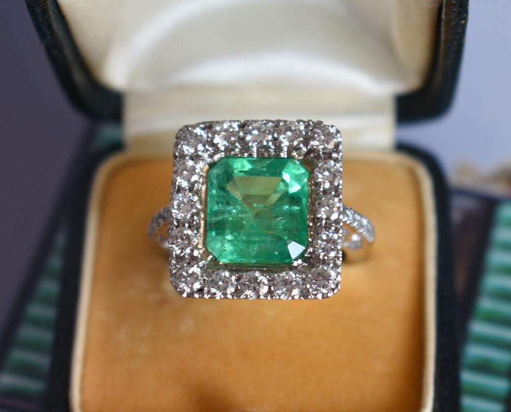 This exceptional vintage Pompadour ring features a 5.09-carat Colombian emerald, surrounded by 16 brilliant-cut diamonds and flanked by 4 diamonds on each side, for a total of approximately 1.5 carats. The plateau measures 18 x 17 mm.

The ring has