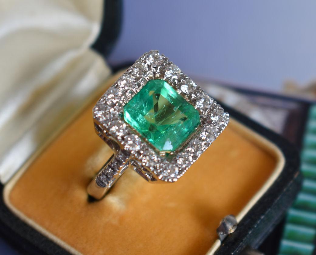 Contemporary Vintage Ring in 18-Carat Gold, 5-Carat Colombian Emerald and Diamonds For Sale