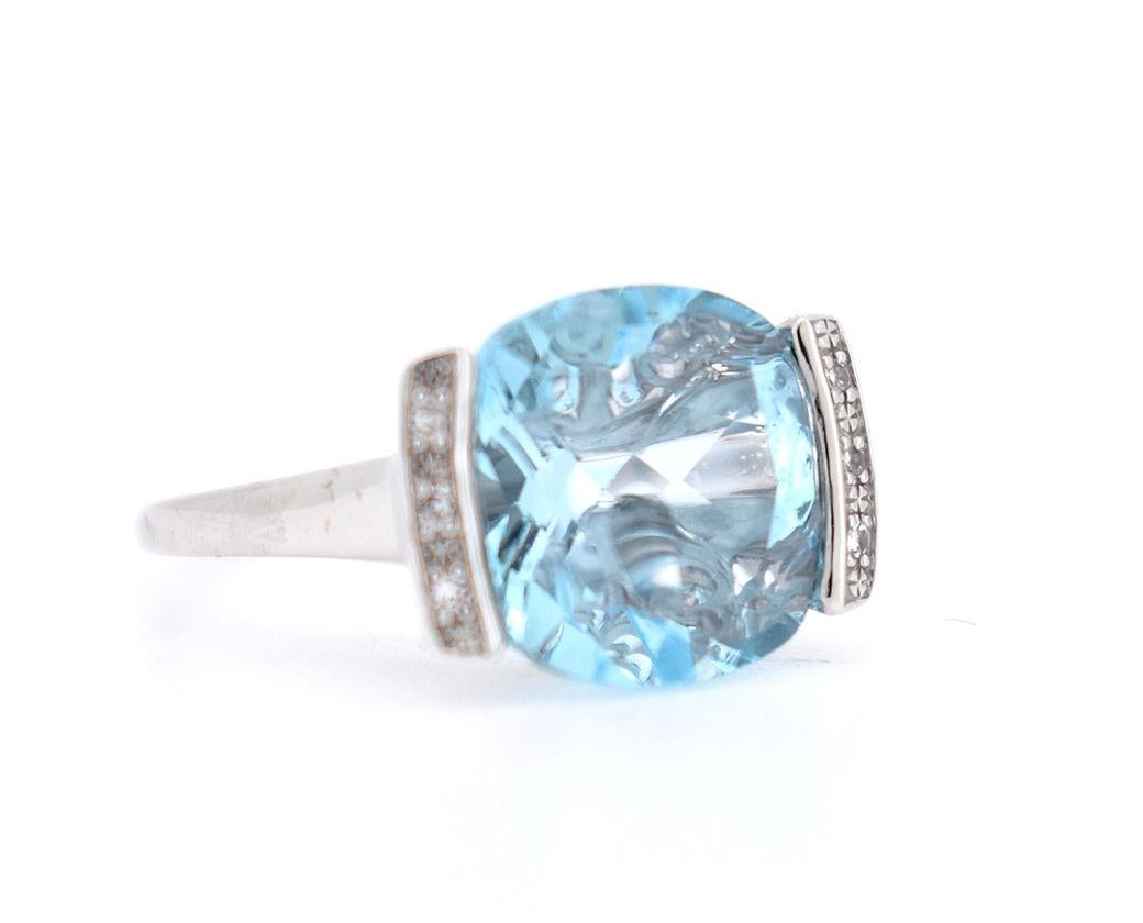 Vintage 18-carat white gold ring (750 thousandths). It is set with a beautiful blue topaz weighing approximately 6 carats (12 x 12 x 7 mm), surrounded by 3 diamonds on each side. The basket is finely decorated with ornaments.

Detailed