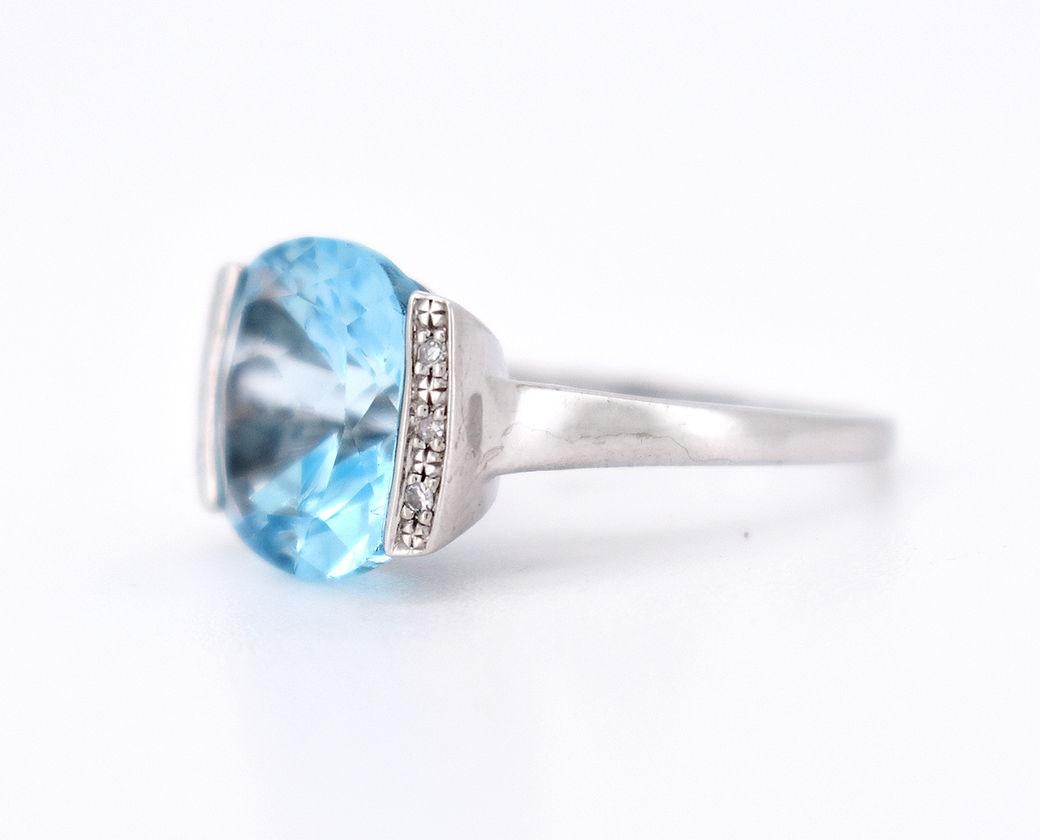 Contemporary Vintage ring in 18-carat gold, featuring a 6-carat blue topaz and diamonds. For Sale
